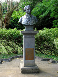 Statue de Pierre Poivre