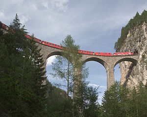 Chemin de fer rhétique dans les paysages de l'Albula et de la Bernina